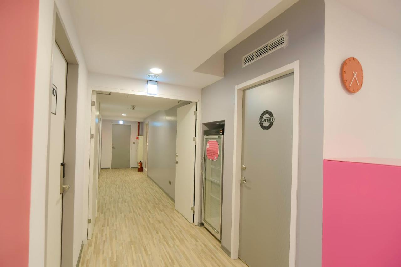 Flyinn Hostel Kaohsiung Exterior foto